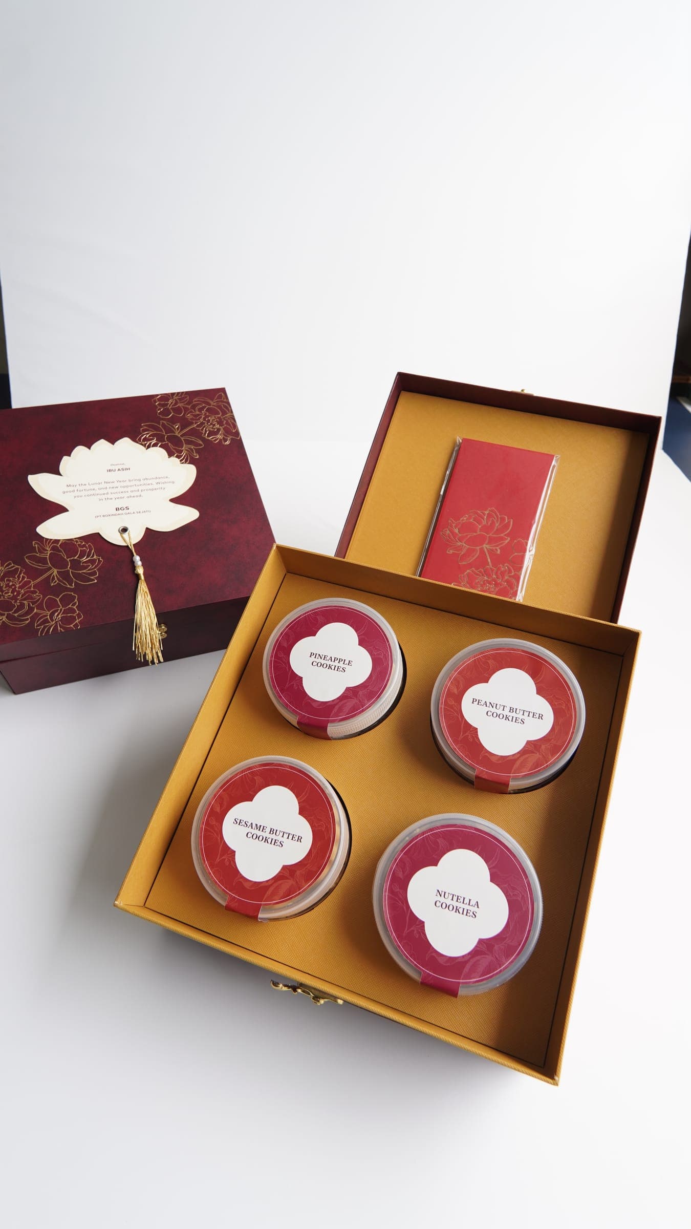 Rigid magnetic gift box with a custom printed interior